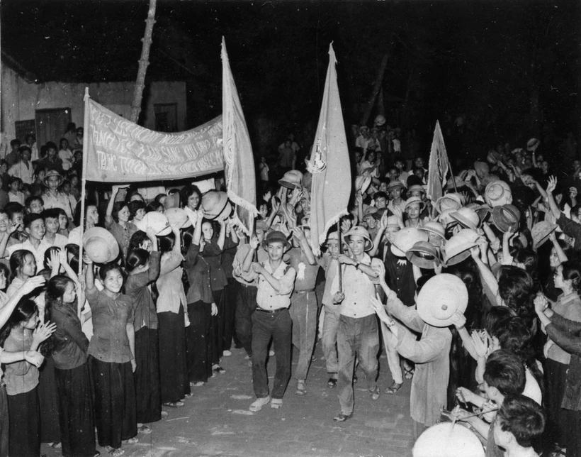 Ngày 9/8/1964, Trường Đại học sư phạm Hà Nội phát động phong trào Ba sẵn sàng với khẩu hiệu: Sẵn sàng chiến đấu và gia nhập lực lượng vũ trang; Sẵn sàng học tập và lao động xây dựng cuộc sống mới; Sẵn sàng đi tới nơi nào mà Tổ quốc cần đến. Trong ảnh: Tiễn đưa thanh niên “Ba sẵn sàng” của khu Đống Đa (Hà Nội) lên đường nhập ngũ, tháng 8/1964, sau khi Mỹ mở rộng đánh phá bằng không quân ra miền Bắc. (Ảnh: Văn Lượng/TTXVN)