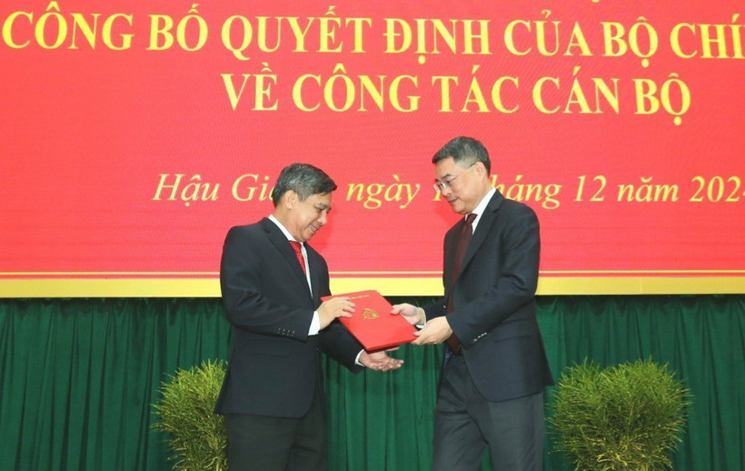 Ông Lê Minh Hưng (phải), Ủy viên Bộ Chính trị, Bí thư Trung ương Đảng, Trưởng Ban Tổ chức Trung ương trao Quyết định cho ông Đồng Văn Thanh. (Ảnh: Duy Khương/ TTXVN)