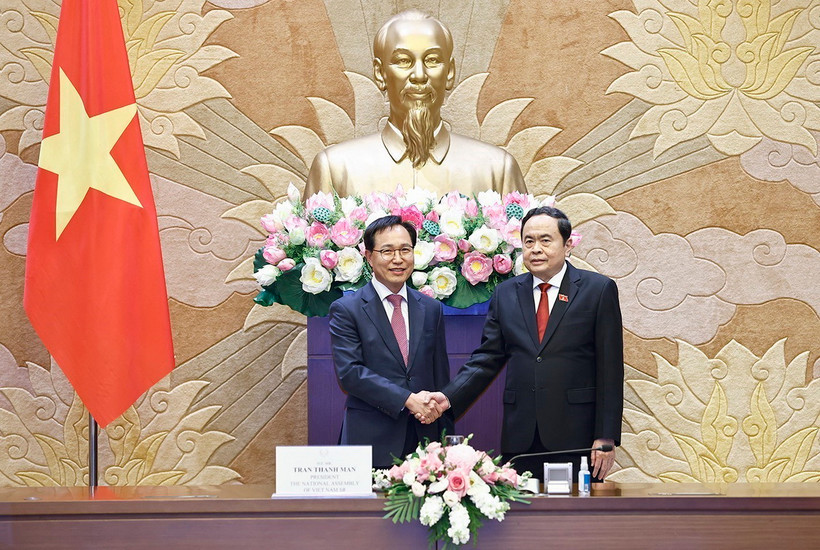 Chủ tịch Quốc hội Trần Thanh Mẫn tiếp Tổng Giám đốc Tổ hợp Samsung Việt Nam Choi Joo Ho. (Ảnh: Doãn Tấn/ TTXVN)