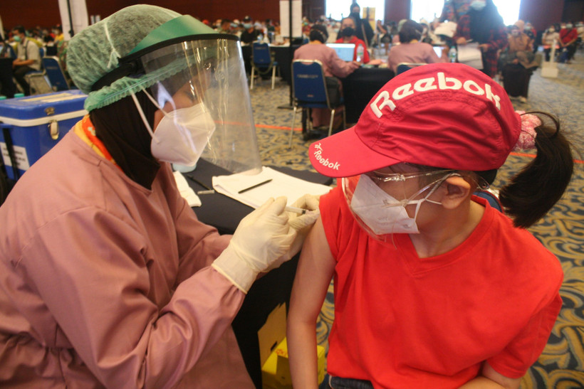 Nhân viên y tế tiêm vaccine phòng COVID-19 cho sinh viên tại Surabaya, Đông Java, Indonesia, ngày 4/8/2021. (Ảnh: THX/TTXVN)