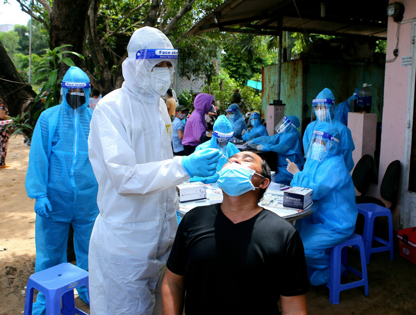 Xét nghiệm nhanh COVID-19 cho người dân tới tiêm chủng tại Thành phố Hồ Chí Minh. (Ảnh: Thành Chung/TTXVN)