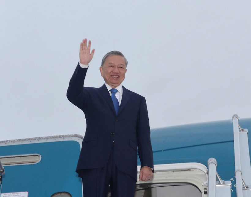 Tổng Bí thư, Chủ tịch nước Tô Lâm rời Hà Nội, lên đường thăm cấp Nhà nước tới Mông Cổ, Ireland, tham dự Hội nghị cấp cao Pháp ngữ lần thứ 19 và thăm chính thức Cộng hòa Pháp. (Ảnh: Trí Dũng/TTXVN)