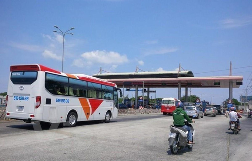 Phương tiện lưu thông qua trạm thu phí BOT. (Ảnh: Việt Hùng/Vietnam+)