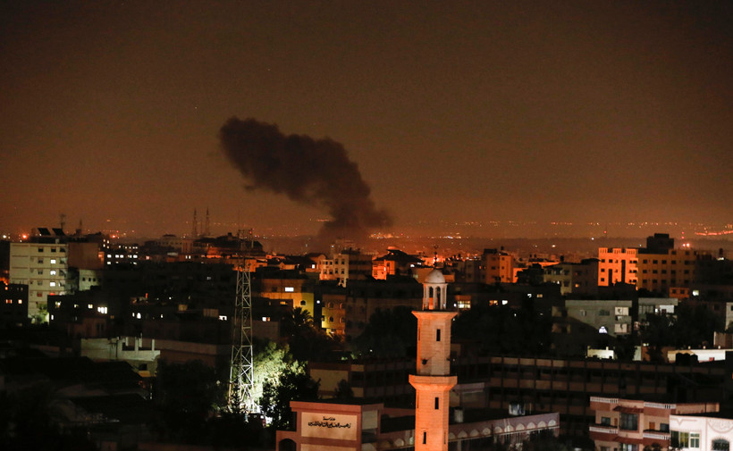 Khói bốc lên sau cuộc không kích của Israel tại Dải Gaza ngày 26/12/2020. (Ảnh: AFP/TTXVN)
