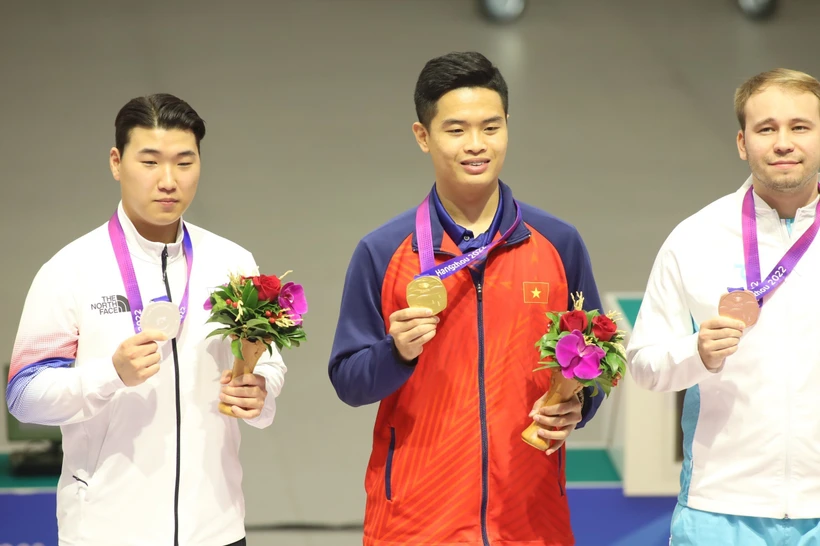 사격수 Pham Quang Huy(가운데)가 ASIAD 2023에서 베트남 스포츠의 첫 금메달을 획득했습니다. (사진: VNA)