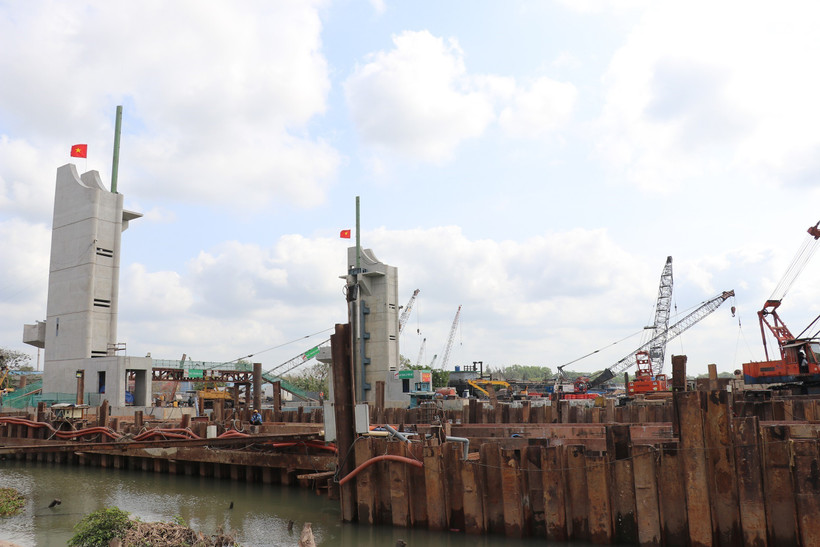 Cống ngăn mặn Nguyễn Tấn Thành (Tiền Giang) sẽ ngăn mặn, trữ ngọt, bảo vệ sản xuất nông nghiệp và tạo nguồn cung cấp nước sinh hoạt ổn định. (Ảnh: Hữu Chí/TTXVN)