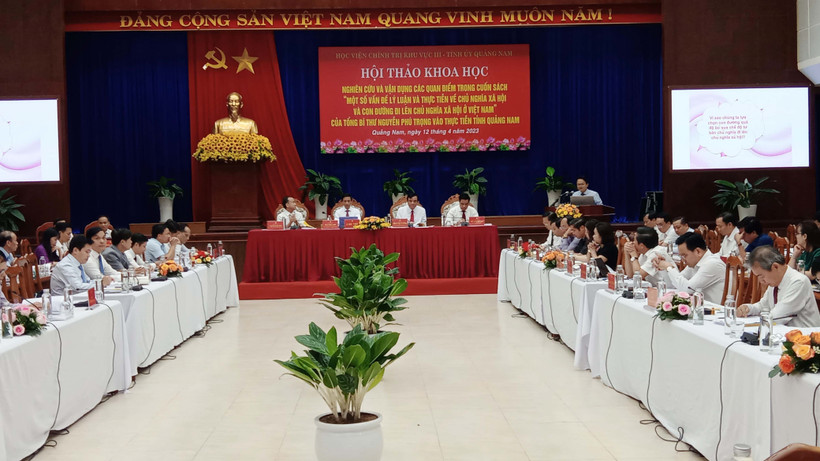 Ngày 12/4/2023, Ban Thường vụ Tỉnh ủy Quảng Nam phối hợp với Học viện Chính trị khu vực III tổ chức Hội thảo khoa học Nghiên cứu và vận dụng các quan điểm trong cuốn sách “Một số vấn đề lý luận và thực tiễn về chủ nghĩa xã hội và con đường đi lên chủ nghĩa xã hội ở Việt Nam” của Tổng Bí thư Nguyễn Phú Trọng. (Ảnh: Đoàn Hữu Trung/TTXVN)