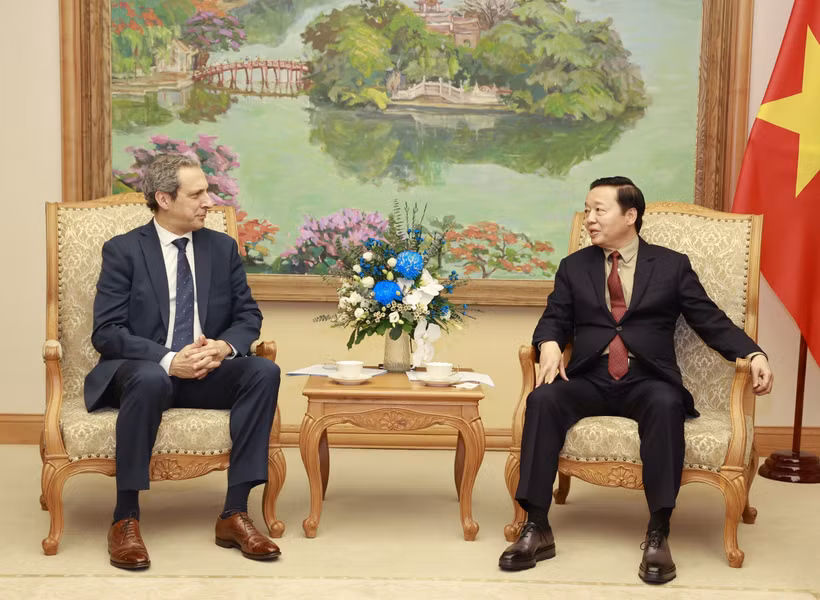 Phó Thủ tướng Trần Hồng Hà tiếp ông Olivier Michalon, Phó Chủ tịch điều hành Tập đoàn Airbus Helicopters Toàn cầu. (Ảnh: Văn Điệp/TTXVN)