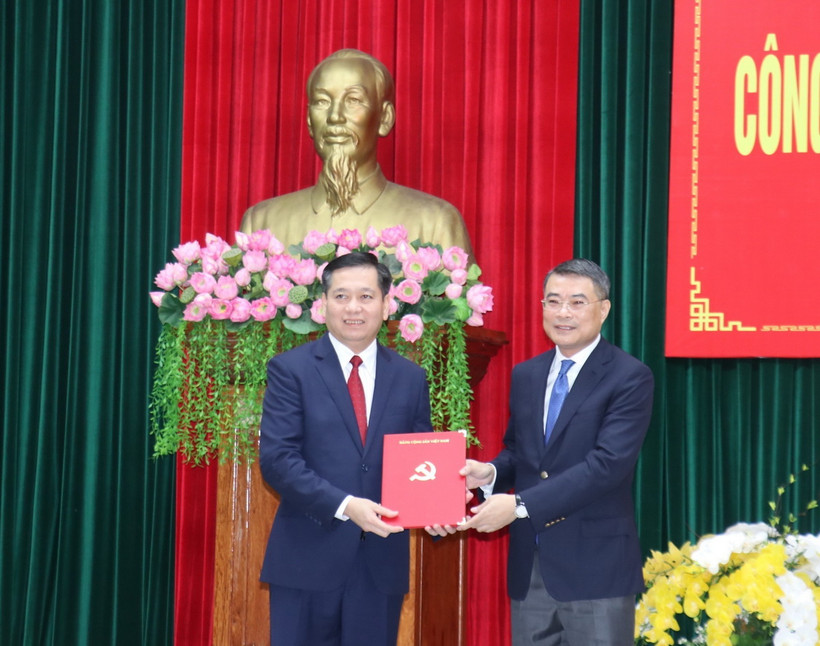 Đồng chí Lê Minh Hưng, Ủy viên Bộ Chính trị, Bí thư Trung ương Đảng, Trưởng Ban Tổ chức Trung ương trao quyết định cho đồng chí Nguyễn Long Hải giữ chức Bí thư Tỉnh ủy Quảng Trị. (Ảnh: Thanh Thủy/TTXVN)