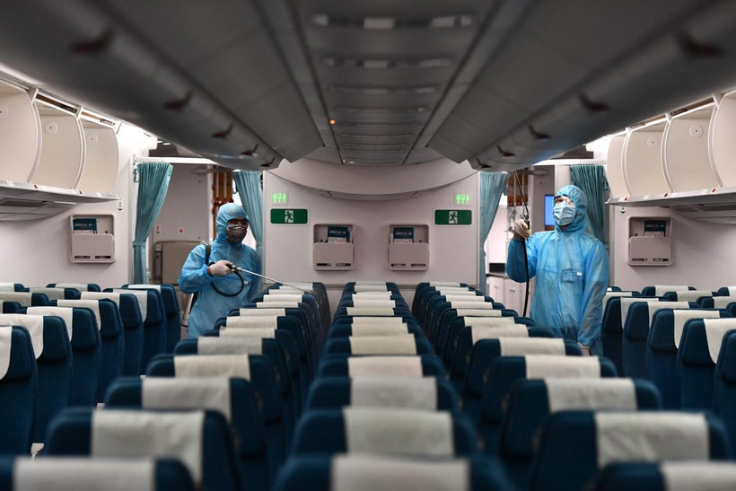 Vietnam Airlines là hãng hàng không duy nhất phun khử trùng toàn bộ đội tàu bay khai thác trong ngày nhằm phòng chống dịch bệnh COVID-19. (Ảnh: CTV/Vietnam+)