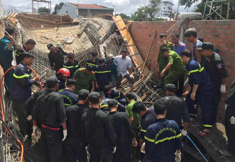 Lực lượng chức năng tiến hành cứu hộ tại hiện trường. Ảnh: Dư Toán/TTXVN)