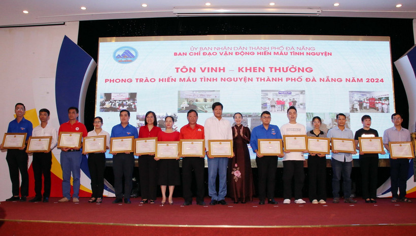 Các tập thể có thành tích xuất sắc trong phong trào hiến máu tình nguyện được nhận Bằng khen của Chủ tịch Ủy ban Nhân dân thành phố Đà Nẵng. (Ảnh: Trần Lê Lâm/TTXVN)