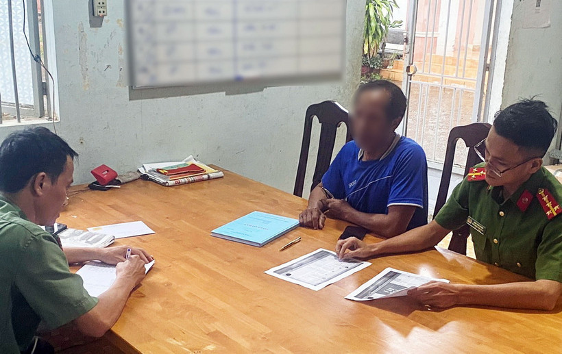 Đối tượng K.B, (SN 1978, trú tại xã Đạ Ploa, huyện Đạ Huoai, tỉnh Lâm Đồng) làm việc tại cơ quan công an. (Ảnh: TTXVN phát)