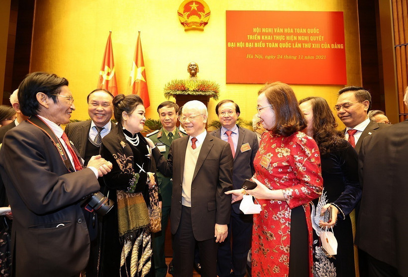 Tổng Bí thư Nguyễn Phú Trọng với đại biểu dự Hội nghị Văn hóa toàn quốc triển khai thực hiện Nghị quyết Đại hội Đại biểu toàn quốc lần thứ XIII của Đảng (Hà Nội, 24/11/2021). (Ảnh: Trí Dũng/ TTXVN)