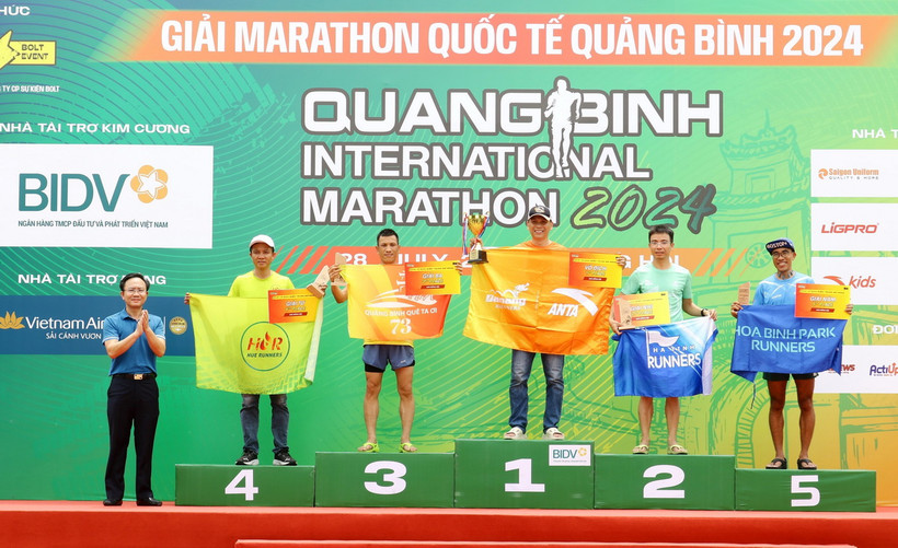 Phó Chủ tịch Ủy ban Nhân dân tỉnh Quảng Bình Hoàng Xuân Tân trao Giải đồng đội cho các câu lạc bộ, đơn vị có thành tích xuất sắc. (Ảnh: TTXVN phát)