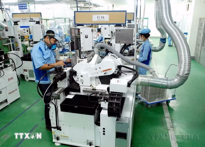 Dây chuyền sản xuất linh kiện cho các sản phẩm điện tử tại Công ty TNHH INOAC Viet Nam (vốn đầu tư của Nhật Bản), Khu công nghiệp Quang Minh (Hà Nội). (Ảnh: Danh Lam/TTXVN)
