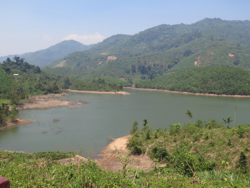 Một phần lòng hồ Thủy điện Đăk Đrinh, nơi đã chôn vùi nhà cửa và đất đai của gần 200 hộ dân xã Đăk Nên, huyện Kon Plong, đã qua 10 năm nhưng chủ đầu tư vẫn chưa trả hết tiền bồi thường cho người dân. (Ảnh: Dư Toán/TTXVN)