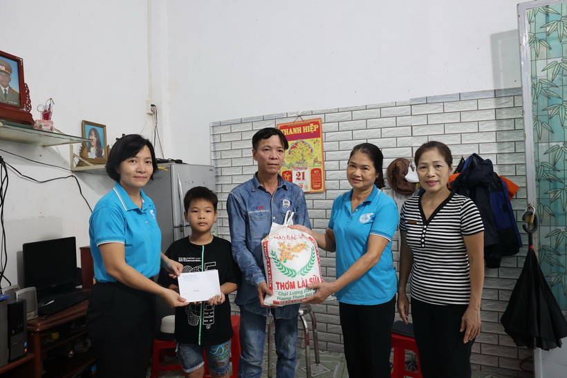 Hội Liên hiệp Phụ nữ phường Thắng Nhì trao tiền hỗ trợ của "Mẹ đỡ đầu" và gạo từ nhà hảo tâm cho em Đoàn Hoàng Hùng, học sinh trường Tiểu học Nguyễn Thái Học (thành phố Vũng Tàu), mồ côi mẹ. (Ảnh: Hoàng Nhị/ TTXVN)