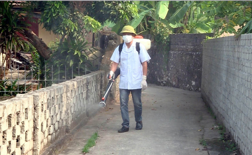 Phun thuốc diệt muỗi. (Ảnh: Thùy Dung/TTXVN)