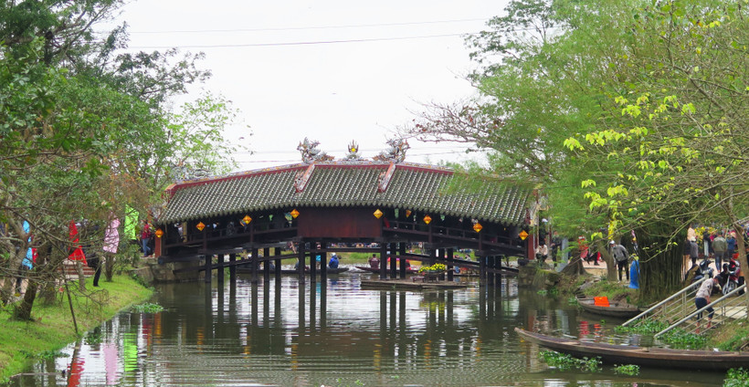 Cầu ngói Thanh Toàn có kiến trúc cổ độc đáo. (Ảnh: Tường Vi/TTXVN) 