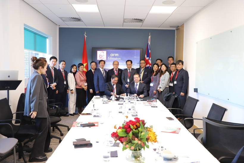 Lễ ký biên bản hợp tác giữa PTiT (Học viện Công nghệ Bưu chính Viễn thông) với ARM Limited. (Ảnh: Phong Hà/TTXVN)