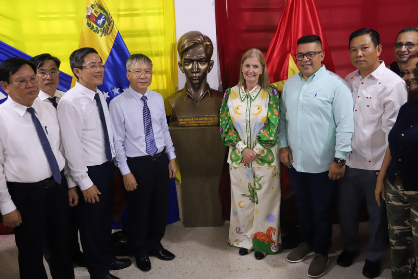Lễ khánh thành tượng Anh hùng Nguyễn Văn Trỗi tại trường liên cấp Graciela Navas Tovar, thủ đô Caracas, Venezuela. (Ảnh: TTXVN phát)