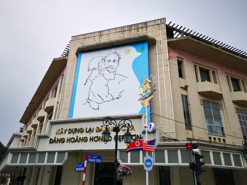 Bức tranh 'Bác Hồ và thiếu nhi' khu vực trước cửa Nhà triển lãm 93 Đinh Tiên Hoàng, Quận Hoàn Kiếm. (Ảnh: Thành Đạt/TTXVN)