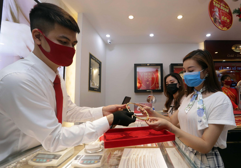 Khách mua bán tại Công ty vàng bạc đá quý Mạnh Hải. (Ảnh: Trần Việt/TTXVN)