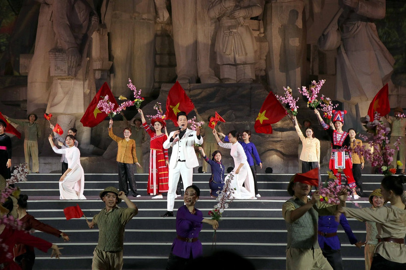 Chương trình nghệ thuật với các tiết mục đặc sắc tại Lễ khai mạc năm du lịch tỉnh Tuyên Quang năm 2024. (Ảnh: Quang Cường/TTXVN,)