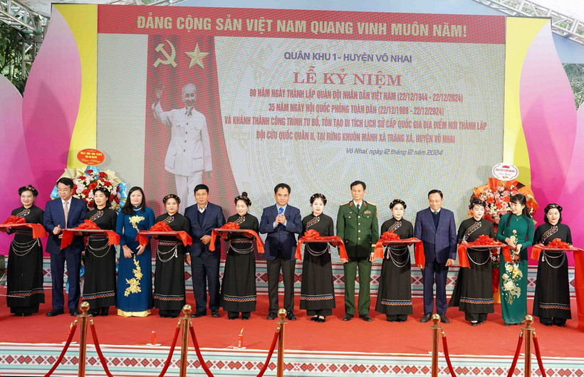 Các đại biểu cắt băng khánh thành công trình tu bổ, tôn tạo Di tích lịch sử Đội Cứu quốc quân II. (Ảnh: Trần Trang/TTXVN)