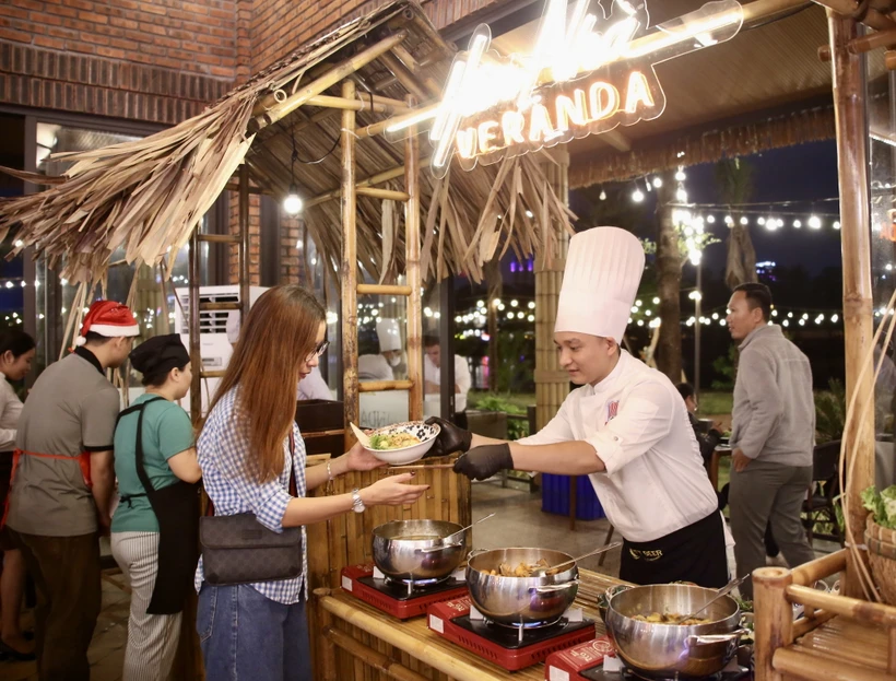 Trải nghiệm ẩm thực tại buổi công bố triển khai “Chiến dịch Da Nang Food Tour”. (Ảnh: Trần Lê Lâm/TTXVN)