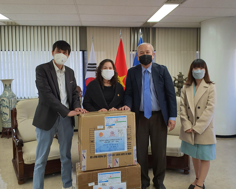 Đại diện VKBIA, VKEIA và Đại sứ Việt Nam tại Hàn Quốc Nguyễn Vũ Tú tặng khẩu trang. (Ảnh: Mạnh Hùng/Vietnam+)