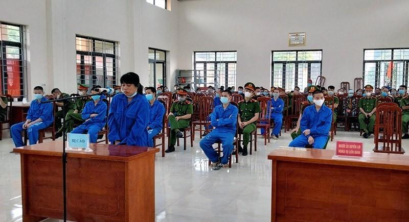 Nguyễn Thị Vui cùng đồng phạm tại phiên tòa. (Ảnh: TTXVN phát)