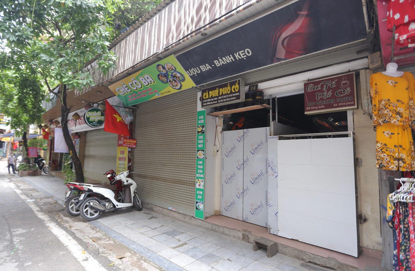 Các cửa hàng, quán cafe đã đóng cửa để phòng, chống COVID-19 ( ảnh chụp lúc 12h05). (Ảnh: Hoàng Hiếu/TTXVN)