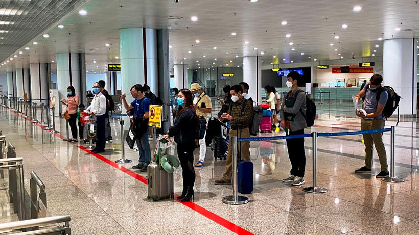 Hành khách làm thủ tục nhập cảnh vào nước ta. (Ảnh: PV/Vietnam+)