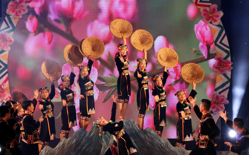 Một tiết mục văn nghệ đậm bản sắc dân tộc tại lễ bế mạc. (Ảnh: Việt Hoàng/TTXVN)