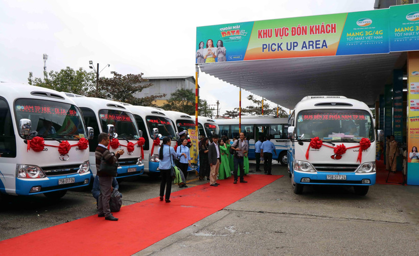 Quang cảnh lễ khai trương tuyến xe buýt liên tỉnh liền kề từ Huế đi Đà Nẵng. (Ảnh: Đỗ Trưởng/TTXVN)