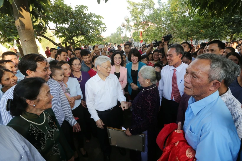 Tổng Bí thư Nguyễn Phú Trọng với nhân dân huyện Đan Phượng (Hà Nội, 15/11/2015). (Ảnh: Trí Dũng/TTXVN)