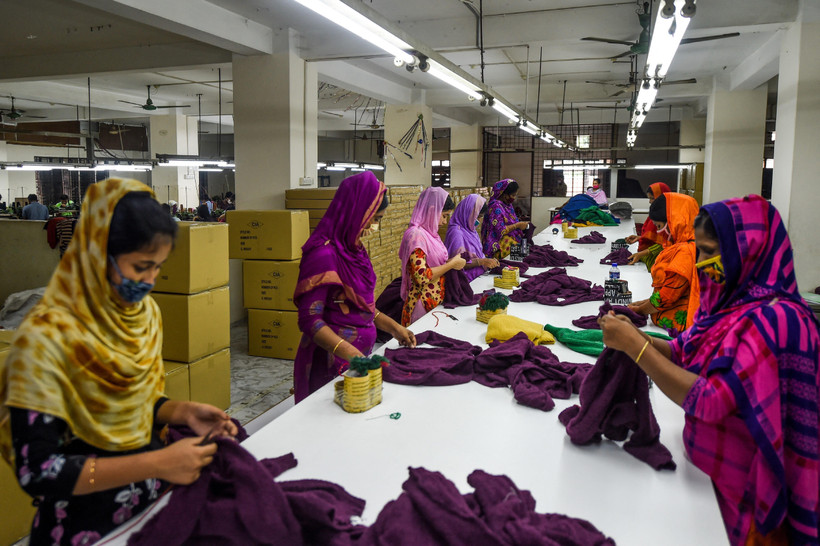 Công nhân may làm việc tại một nhà máy ở ngoại ô Dhaka, Bangladesh, ngày 18/6/2020. (Ảnh: AFP/TTXVN)