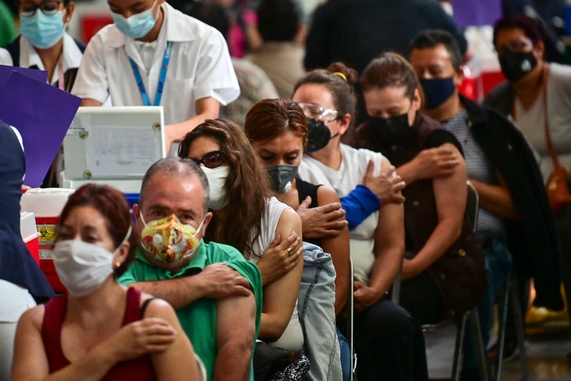 Người dân tại khu vực chờ sau khi tiêm vaccine phòng COVID-19 tại Mexico City, Mexico, ngày 6/7/2021. (Ảnh: AFP/TTXVN)