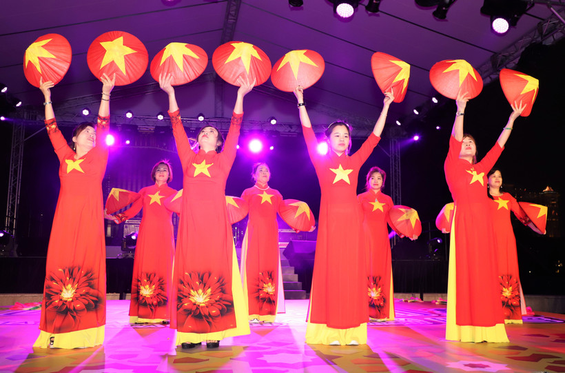 Múa Việt Nam quê hương tôi tại Chương trình văn nghệ chào năm Mới. (Ảnh: Xuân Tuấn-Hoài Nam/Vietnam+)