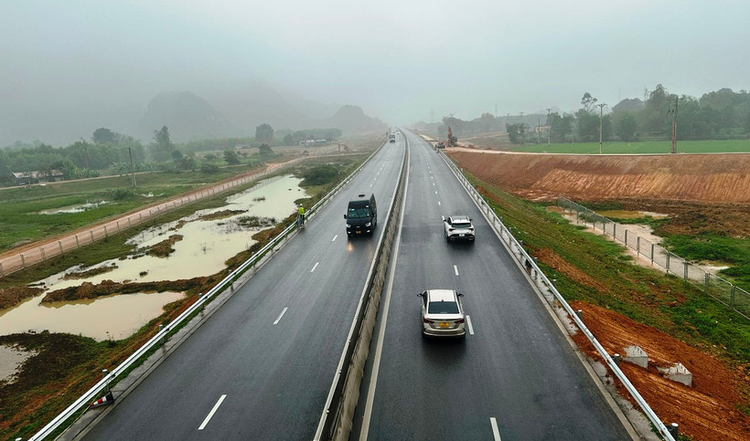 Luật hướng tới thể chế hóa các cơ chế, chính sách thí điểm, đặc thù, cho phép tách riêng công tác bồi thường, tái định cư thành dự án độc lập. (Ảnh: Vietnam+)