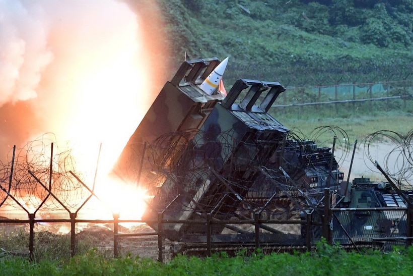 Tên lửa được phóng từ Hệ thống tên lửa chiến thuật Lục quân (ATACMS) tầm xa. (Ảnh: AFP/TTXVN)