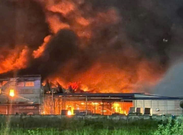 Công ty Đông A (địa chỉ lô K4, Khu công nghiệp Tràng Duệ, xã Lê Lợi, huyện An Dương, thành phố Hải Phòng) cháy lớn. (Ảnh: TTXVN phát)