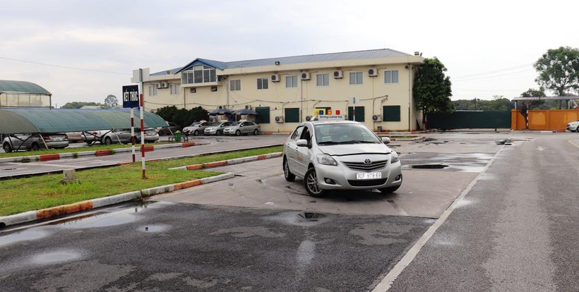 Học viên thi sát hạch lái xe trong sa hình tại một cơ sở đào tạo, sát hạch lái xe tại Hà Nội. (Ảnh: Việt Hùng/Vietnam+)