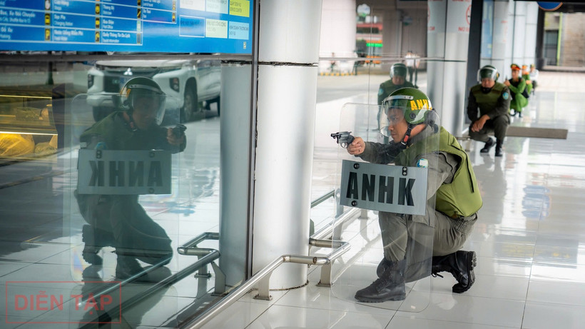 Lực lượng an ninh hàng không và công an tham gia buổi diễn tập khẩn nguy an ninh đối phó với hành vi can thiệp bất hợp pháp tại Sân bay Nội Bài. (Ảnh: PV/Vietnam+)