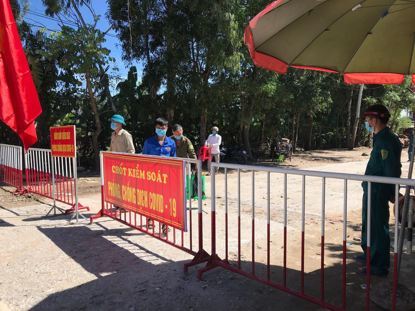 Chính quyền địa phương và ngành Y tế đã bố trí 4 chốt kiểm soát dọc tuyến Quốc lộ 4C thuộc phường Quảng Vinh, địa bàn sinh sống của bệnh nhân số 748 và 2 chốt trên địa bàn xã Quảng Hùng, khu vực có các ca F1 của bệnh nhân này. (Ảnh: Hoa Mai/TTXVN)