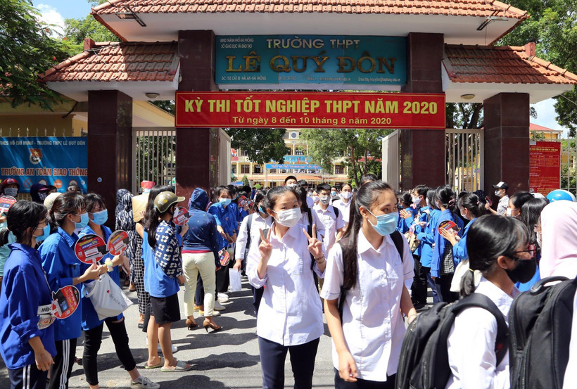 Các thí sinh hoàn thành môn thi Ngữ văn tại điểm thi THPT Lê Quý Đôn thành phố Hải Phòng. (Ảnh: An Đăng/TTXVN)