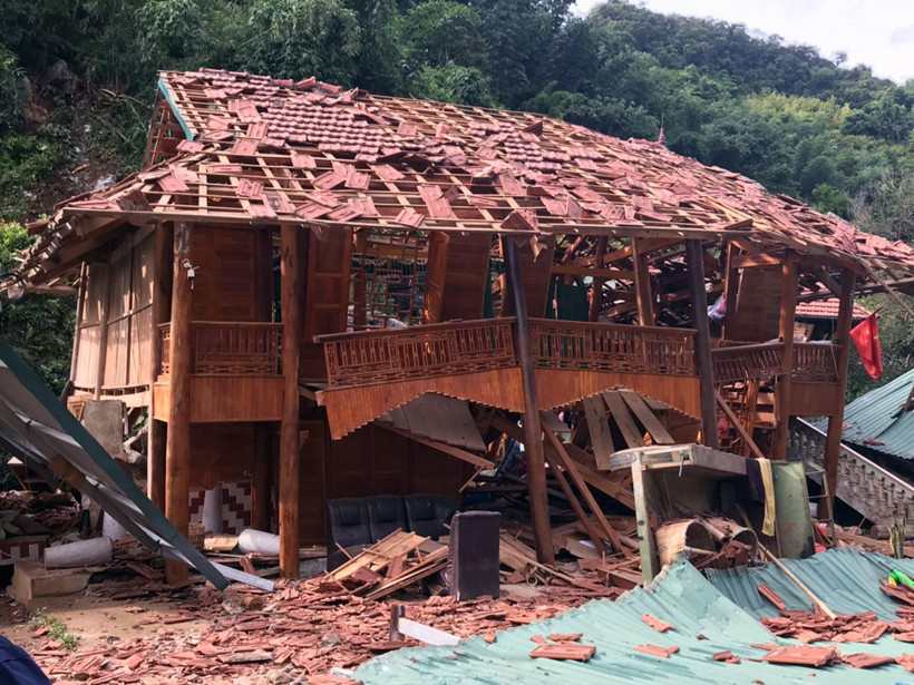 Ngôi nhà sàn của người dân ở bản Púng, xã Chiềng Ngần, thành phố Sơn La, tỉnh Sơn La bị hư hỏng nặng sau khi bị đá lăn vào. (Ảnh: Hữu Quyết/TTXVN)