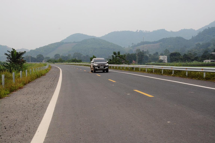 Phương tiện lưu thông trên tuyến BOT Hòa Lạc-Hòa Bình. (Ảnh: Việt Hùng/Vietnam+)